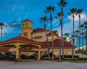 La Quinta Inn and Suites by Wyndham Orlando Airport - Orlando - Edifício
