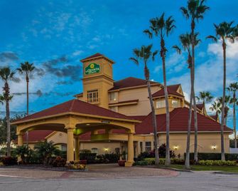 La Quinta Inn and Suites by Wyndham Orlando Airport - אורלנדו - בניין