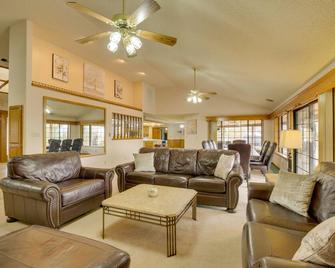 Spacious California Oasis Patio, Firepla - Apple Valley - Sala de estar