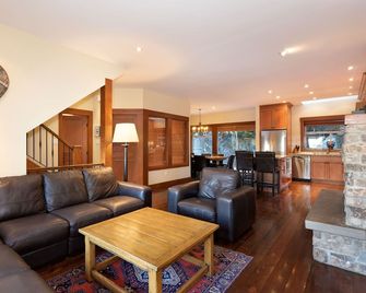 Snowy Creek Unit #17- Ski In Ski Out Access, Private Soaker Tub, Walk to Village - Whistler - Huiskamer