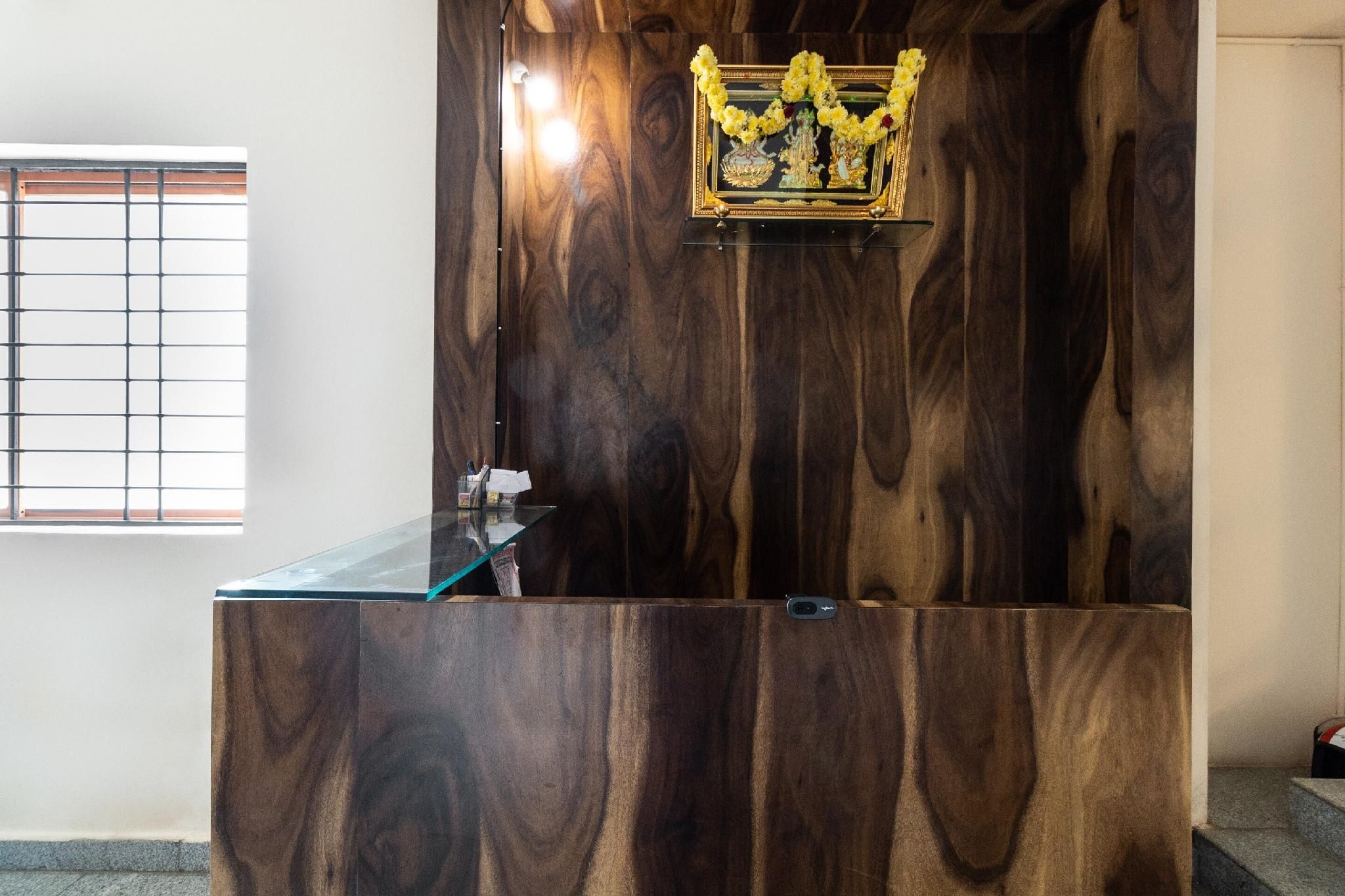 Hotel O Supriya Lodge - Hassan - Front desk