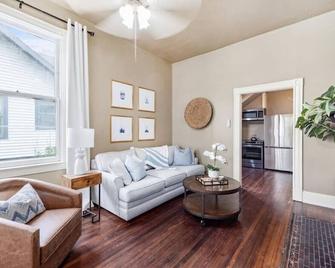 Historic Suite Downtown Macon - Unit 2 - Macon - Living room