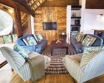 Sobhengu Lodge by Dream Resorts - Hluhluwe - Living room