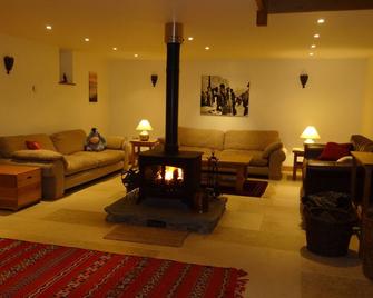 Stylishly Converted Barn nr Llanwrtyd Wells, sleeps up to 10, spectacular views - Llanwrtyd Wells - Вітальня