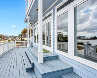 Beautiful Modern Vacation Rental with Blissful Bay Views for a Relaxing Escape in League City, Texas - Seabrook - Balcony