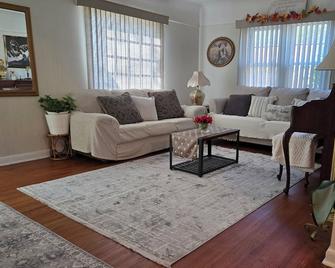 Two Bedroom Home Close to Mayo Clinic - Rochester - Living room