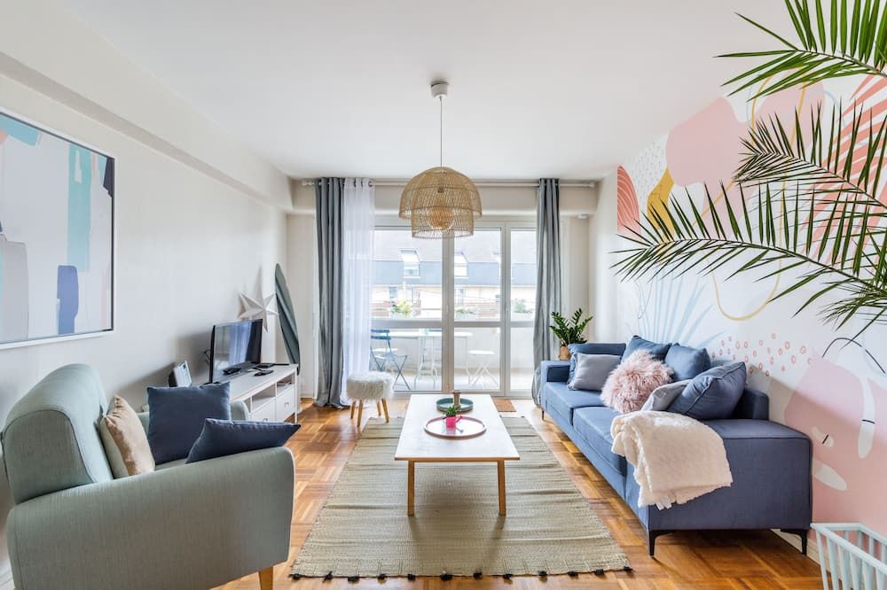 ROSA, Confortable 2 chambres avec parking dans le centre - רן - סלון
