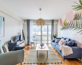 ROSA, Confortable 2 chambres avec parking dans le centre - רן - סלון