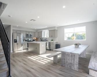 Normandie Hostel - Los Angeles - Kitchen