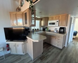 Ocean Cabin 28 W Jacuzzi With Private Beach - Smith River - Kitchen