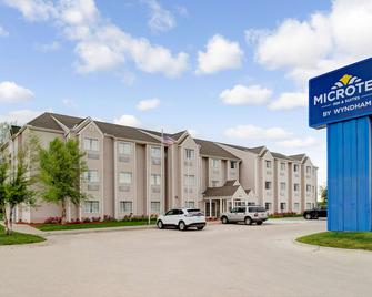Microtel Inn & Suites by Wyndham Bellevue - Bellevue - Building