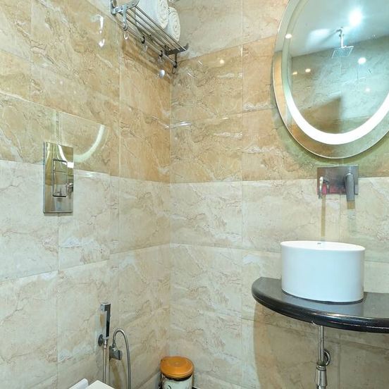 Hotel Hari Piorko Grand - 2 Min from New Delhi Railway Station image 1