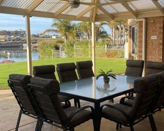 'The Shack' Copper Cove Marina - Only Steps to North Beach - Wallaroo - Patio