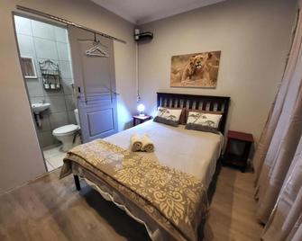 The Lion's Den - George - Bedroom