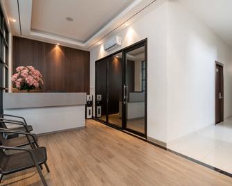 Urbanview Hotel Cengkareng Jakarta by RedDoorz - Yakarta - Recepción