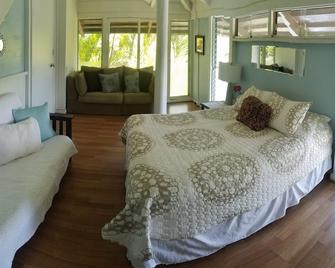 Kailua Beachside, 2 Houses off beach, 2bed\/2bath, Sleeps 8, Ocean & Mtn Views - Kailua - Bedroom