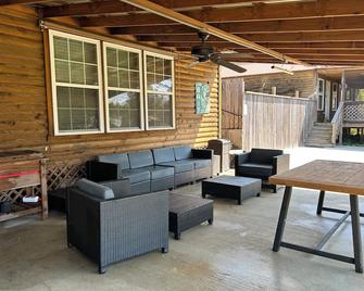 Beautiful 2 Bedroom Cabin with a lake view. Pets welcome - Hornbeck - Patio