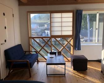 West In - Yufu - Sala de estar