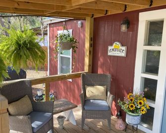 Modern farmhouse cottage close to downtown Bandera - Bandera - Patio