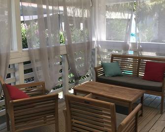 Mobil-Home Pampelonne Beach / St Tropez Camping The Golden Roofing 100m Beach - Ramatuelle - Dining room