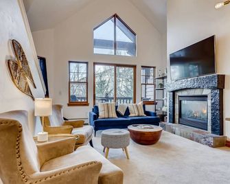 Lodge at Brookside #307, Avon Penthouse-Pool, Hot Tub, and Free Ski Shuttle Right Next to Property - Avon - Pokój dzienny
