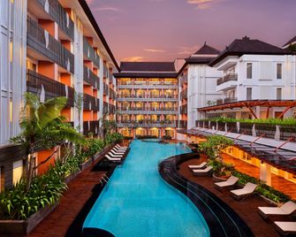 Fairfield by Marriott Bali Kuta Sunset Road - Κούτα - Πισίνα