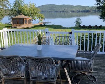 A Peaceful Waterfront Escape - La Perle du Lac - Dégelis - Balcón