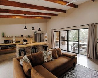 Afri Villa Stays - Luxury Bush Villa Hyena - Marloth Park - Living room