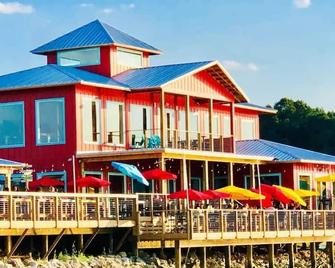 Chic Townhome at Rez, 2 Queen Beds, Smart TVs, Centrally Located, Community Pool - Brandon - Gebäude