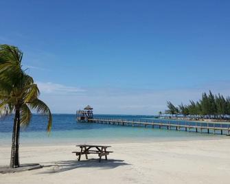 West End room - Coxen Hole - Beach