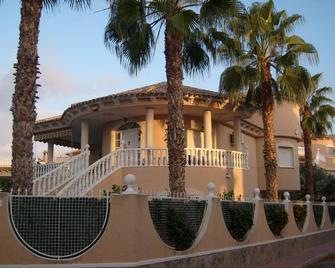 5 Star, Benferri, 50 Mb Wifi, Air Con, Sky Tv, Netflix. Your Own Private Pool. - Granja de Rocamora - Edificio