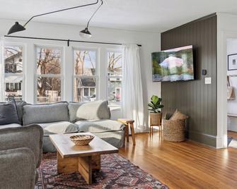 Linden Hills Edina. Remolded Home Near the Lakes. King Bed. Sleeps 10. - 明尼阿波利斯 - 客廳
