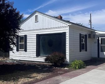 2-bedroom house with AC in tranquil Soap Lake - Soap Lake - Building