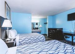 Sky Palace Inn & Suites Wellington - Deluxe 2 Queen Bed Non Smoking - Wellington - Bedroom