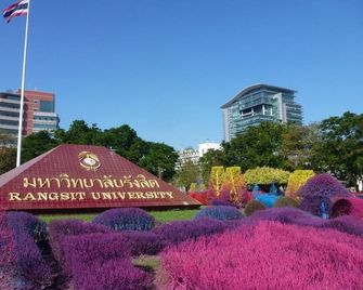 Suansin Art Garden - Lam Luk Ka - Outdoor view