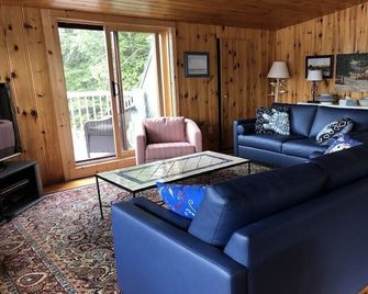 Two bedroom + 1 bedroom Boathouses on beautiful north Lake Joseph - Mactier - Living room
