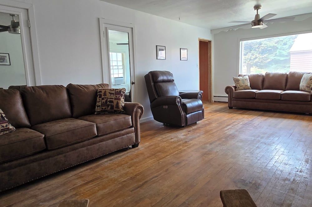 Historic Log Home in Beautiful Cowley