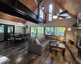 Stunning Withlacoochee Riverside Cabin 5br 4ba Sleeps 16 - Dunnellon - Living room
