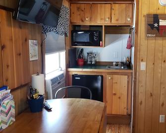 The Roadrunner Tiny Cabin at Palo Duro - Canyon - Kitchen