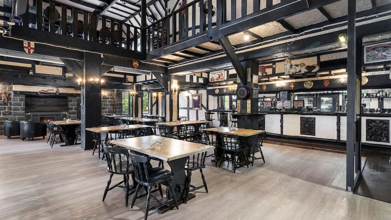 The Fox and Hounds Historic Hotel