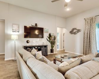 6 Mi to Sirenia Vista Cape Coral Retreat with Grill - Cape Coral - Wohnzimmer