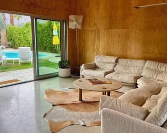 Tranquil Deepwell Escape - Saltwater pool & jacuzzi - 棕櫚泉 - 客廳