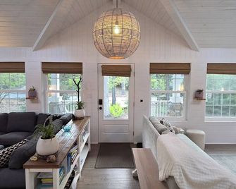 Snowy Escape: Cozy Michiana Cottage for 8 with Fireplace & Wooded Privacy - Michigan City - Living room