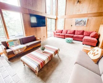Forest Hideaway, 1 Min from Woodward, Sleeps 10 - Park City - Living room