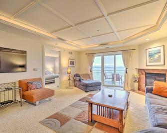 Beachfront Traverse City Resort Condo with Pool - Traverse City - Vardagsrum