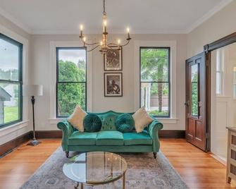 Orting Manor - Charming And Historic! 6 Bedroom Residence by RedAwning - Orting - Living room