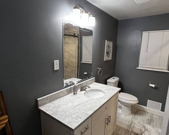 Spacious 3 Br Ewing Home -Quiet - Trenton - Bathroom
