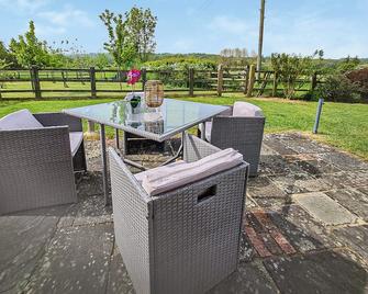 Enjoy a romantic break at Blackberry Barn, surrounded by lush countryside, peace and tranquillity. - Falfield - Patio