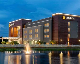 La Quinta Inn & Suites by Wyndham Brunswick/Golden Isles - ברנסוויק - בניין