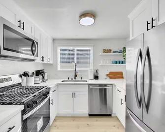 Charming Coastal Retreat LB 2/2 home 5 Min 2 Beach - Long Beach